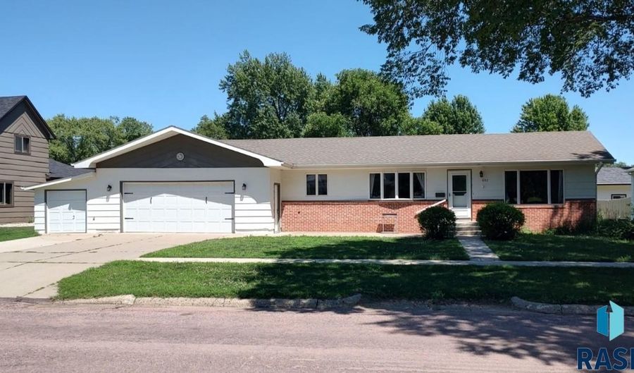 602 S 3rd St, Beresford, SD 57004 - 2 Beds, 2 Bath