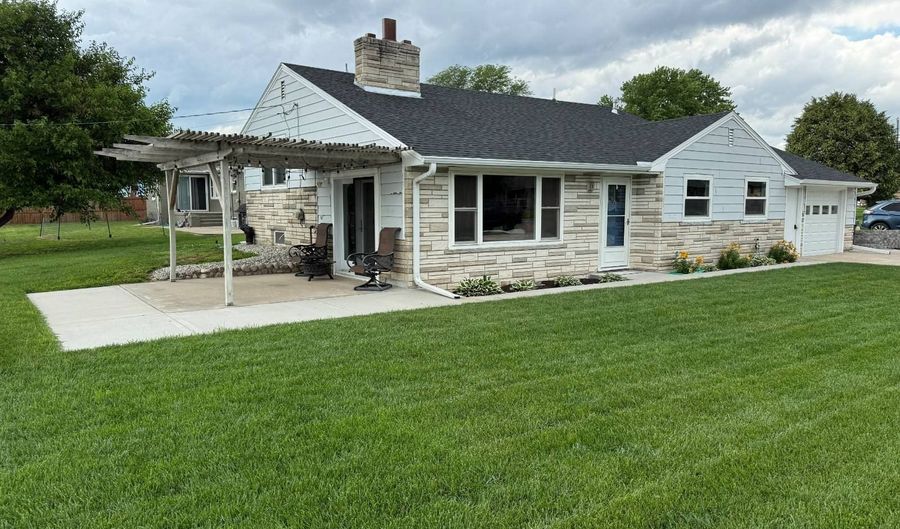 402 S Carberry St, Atkinson, NE 68713 - 3 Beds, 2 Bath