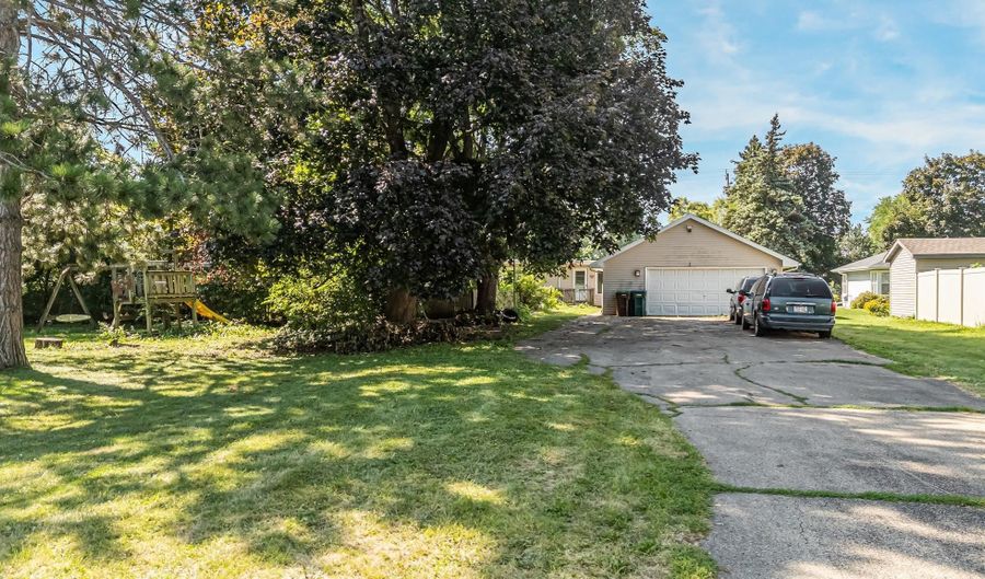 2805 W 1ST Ave, Appleton, WI 54914 - 3 Beds, 2 Bath