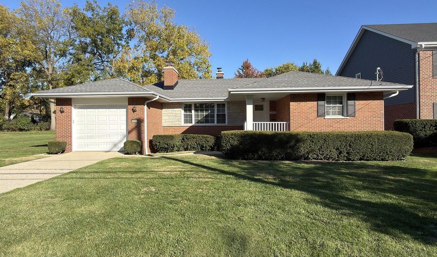 1222 E Kensington Rd, Arlington Heights, IL 60004 - 3 Beds, 2 Bath