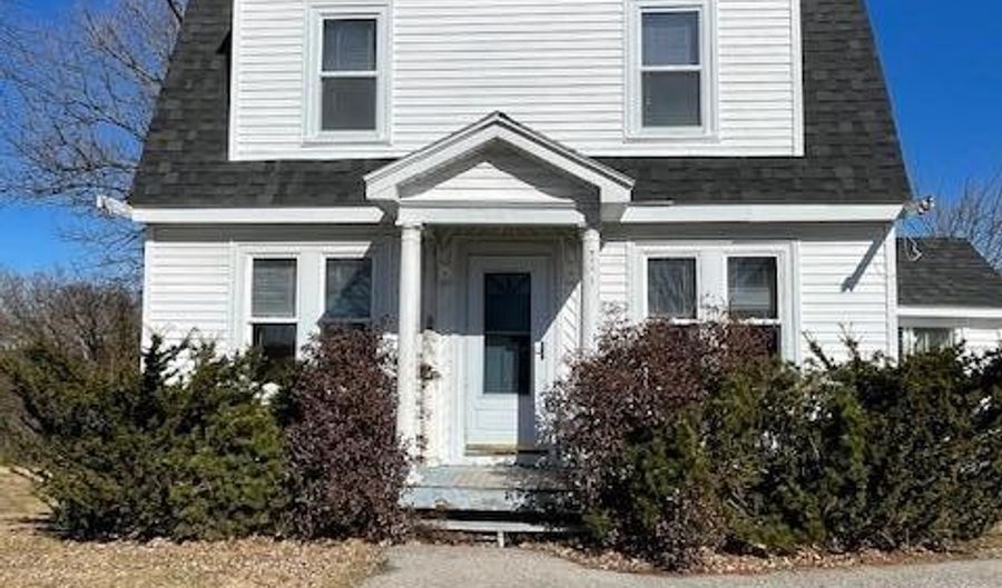 218 State St, Brewer, ME 04412 - 3 Beds, 1 Bath