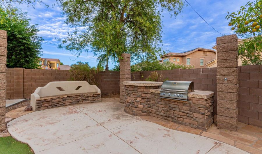349 E ATLANTIC Dr, Casa Grande, AZ 85122 - 6 Beds, 4 Bath