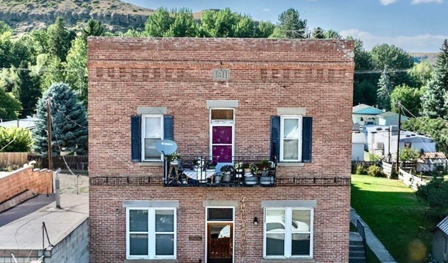 10 S. Woodard Ave, Absarokee, MT 59001 - 6 Beds, 4 Bath