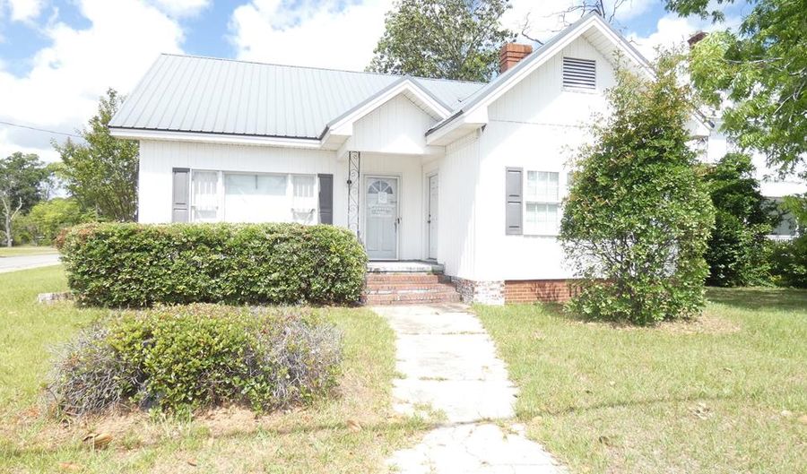 147 N Main St, Baxley, GA 31513 - 3 Beds, 2 Bath