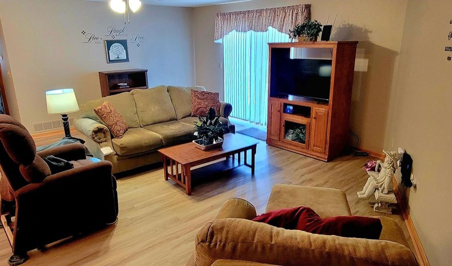 929 Circle Dr, Aberdeen, SD 57401 - 2 Beds, 2 Bath