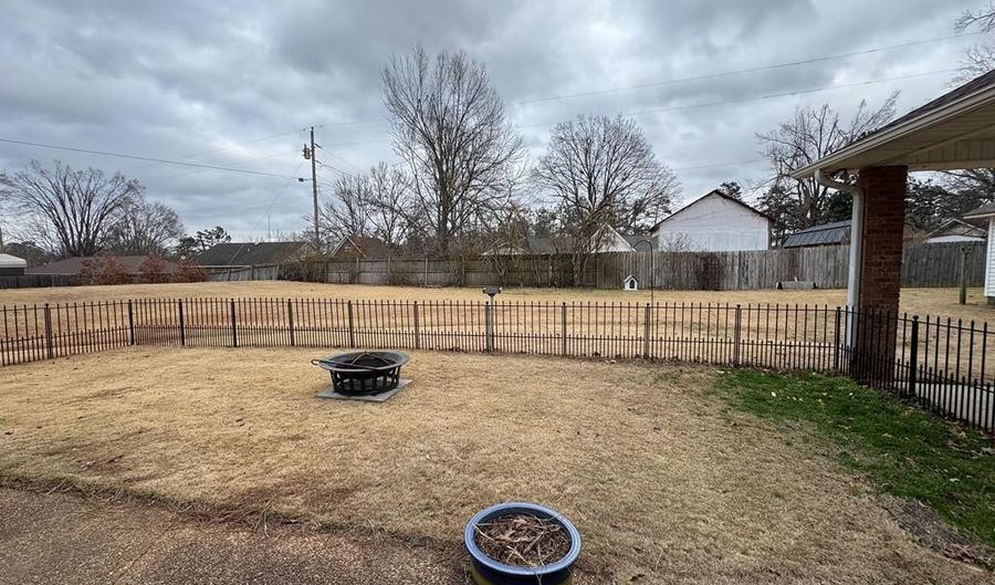 306 Hickory Ln, Batesville, MS 38606 - 4 Beds, 4 Bath