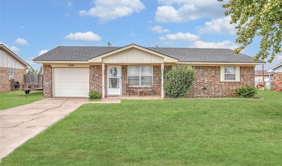 1229 E Ridgecrest Rd, Altus, OK 73521 - 3 Beds, 2 Bath