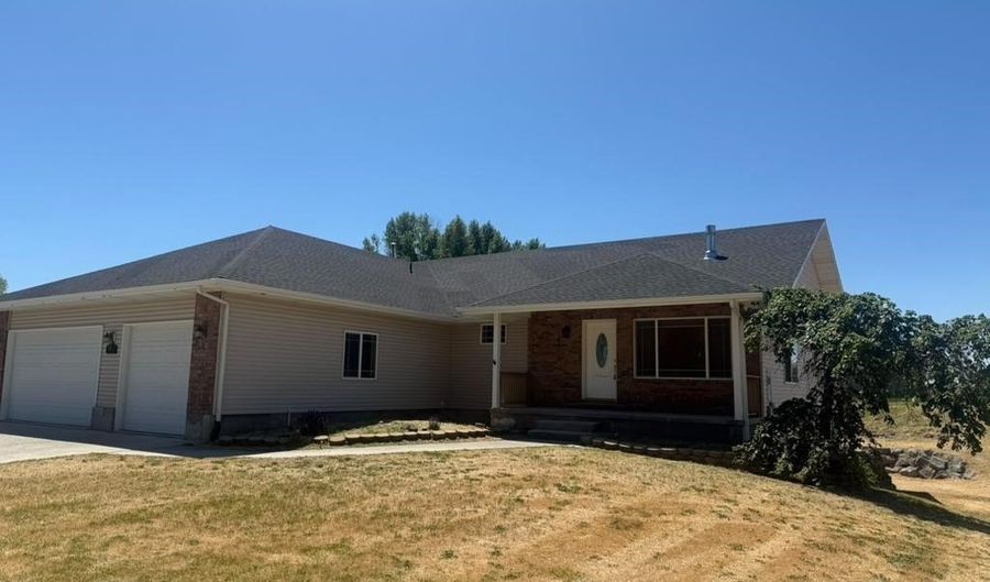 66 Bergeson Dr, Blackfoot, ID 83204 - 6 Beds, 3 Bath