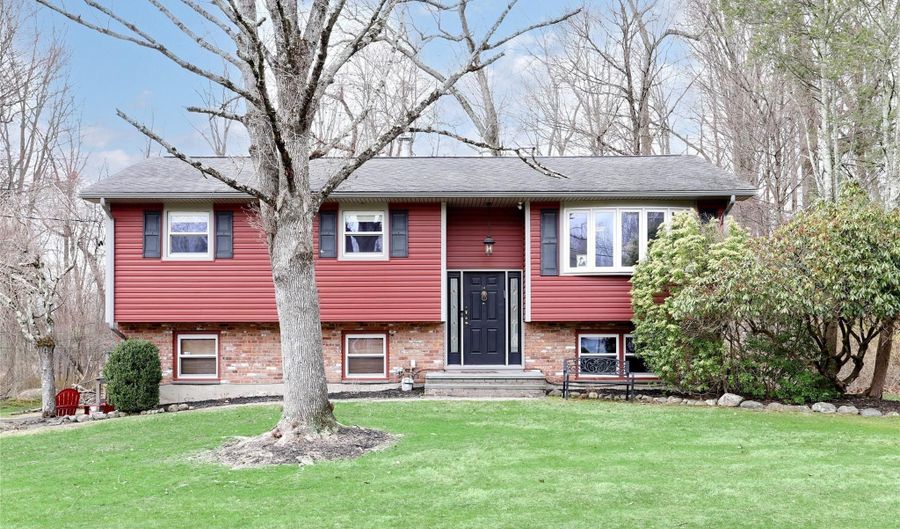 14 Montclair Ave, Airmont, NY 10952 - 5 Beds, 2 Bath