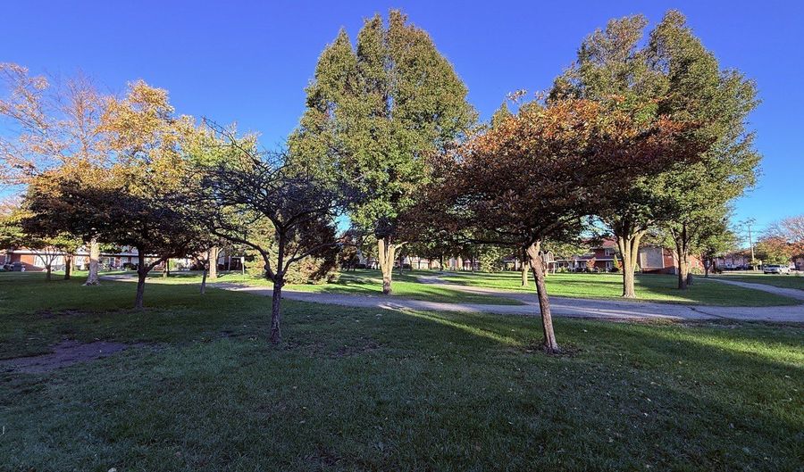 1119 E ALGONQUIN Rd 2, Arlington Heights, IL 60005 - 2 Beds, 1 Bath