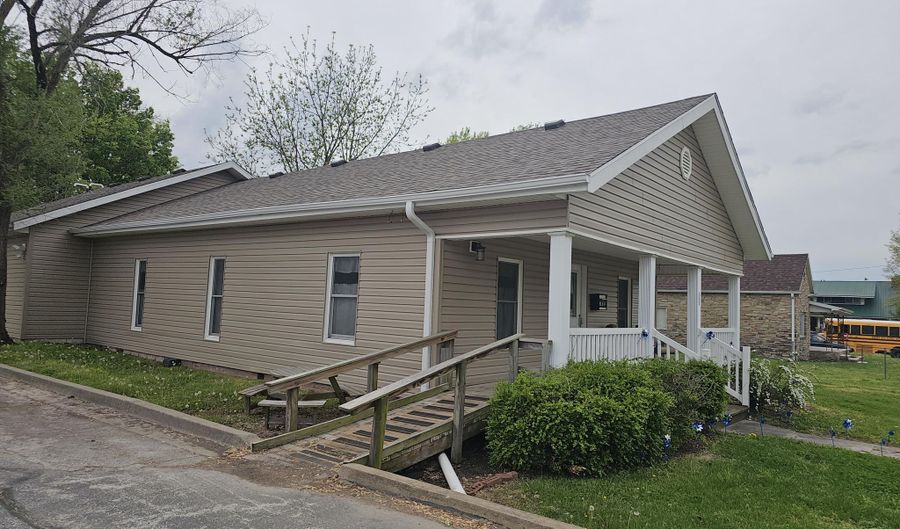 308 W Church St, Aurora, MO 65605 - 4 Beds, 1 Bath