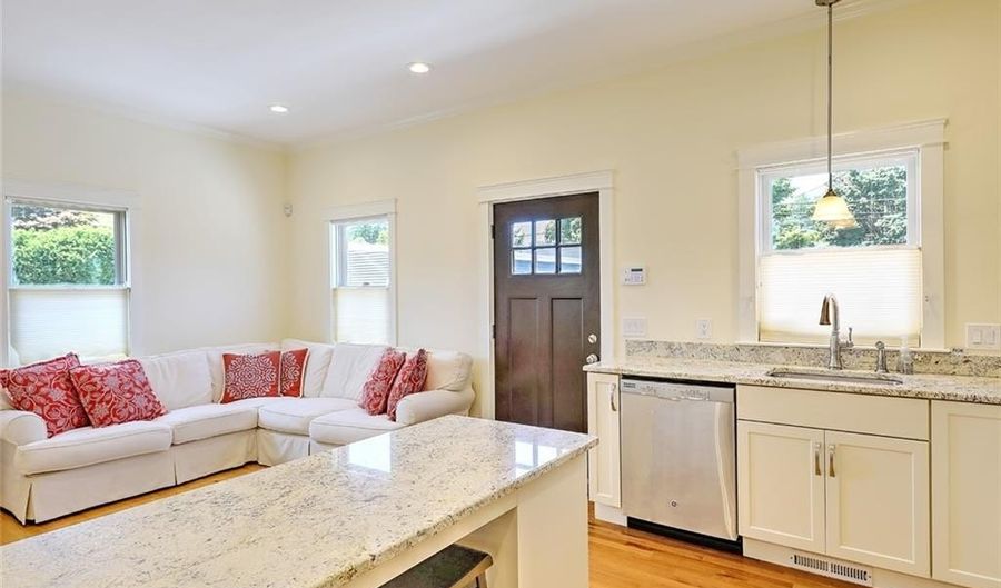 134 Maple Ave, Barrington, RI 02806 - 1 Beds, 1 Bath