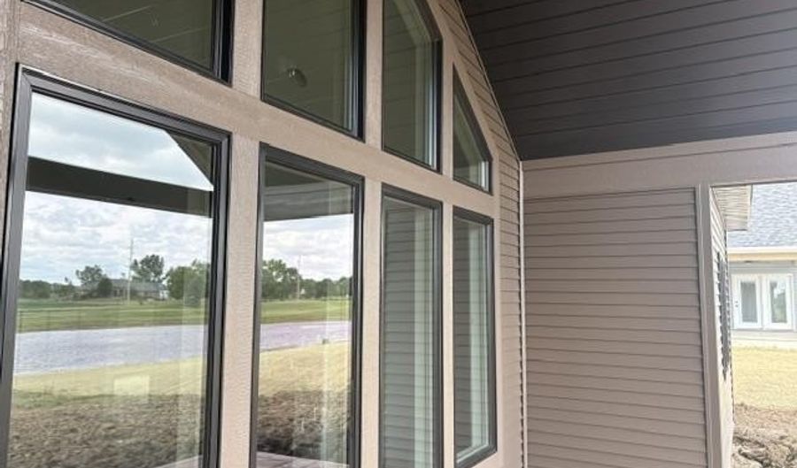 2220 Golfview Dr, Auburn, IN 46706 - 5 Beds, 4 Bath