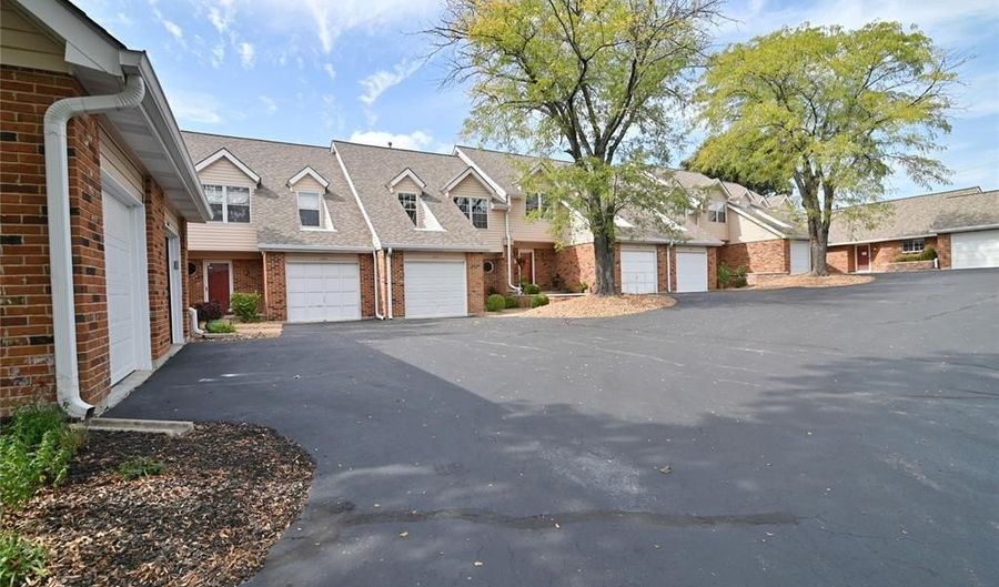 1005 Pocono Trl, Ballwin, MO 63021 - 2 Beds, 3 Bath