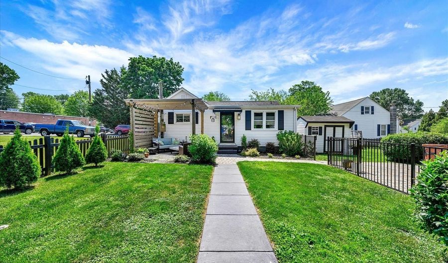 221 THOMAS St, Bel Air, MD 21014 - 5 Beds, 3 Bath