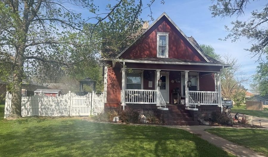 1409 13th St, Aurora, NE 68818 - 3 Beds, 2 Bath