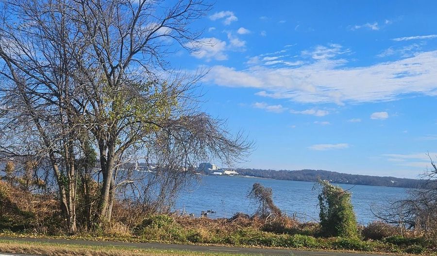 8001 HAMMOND St, Alexandria, VA 22309 - 5 Beds, 2 Bath