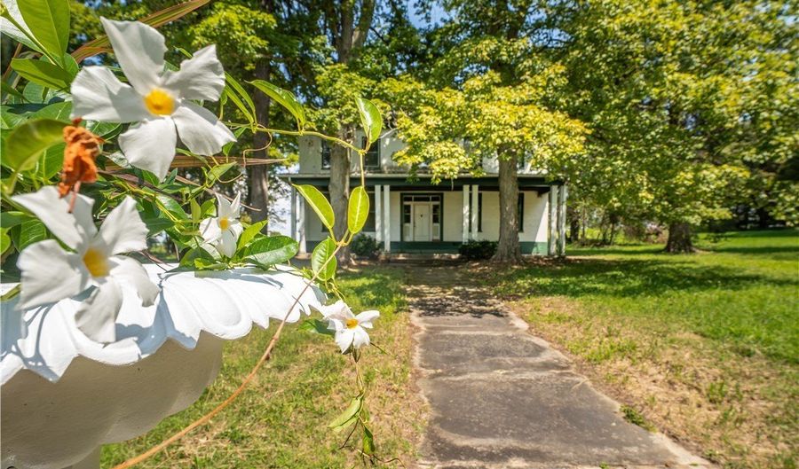 280 Main St, Addison, PA 15411 - 5 Beds, 2 Bath