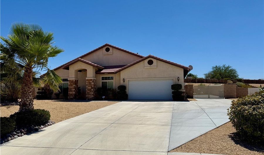 13572 Kurena Rd, Apple Valley, CA 92308 - 5 Beds, 4 Bath
