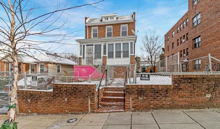 921 48TH St NE, Washington, DC 20019 - 4 Beds, 2 Bath