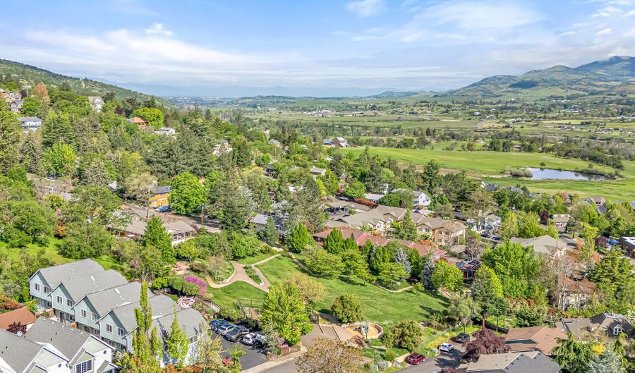 581 Scenic Dr, Ashland, OR 97520 - 3 Beds, 3 Bath