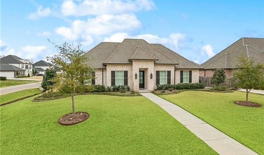 214 CYPRESS CROSSING Dr, Belle Chasse, LA 70037 - 3 Beds, 3 Bath