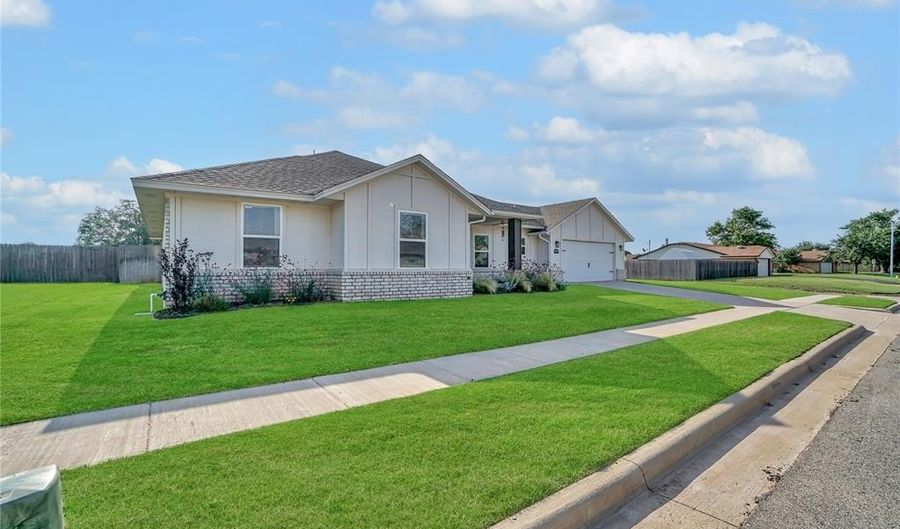 1004 Village Dr, Altus, OK 73521 - 4 Beds, 2 Bath