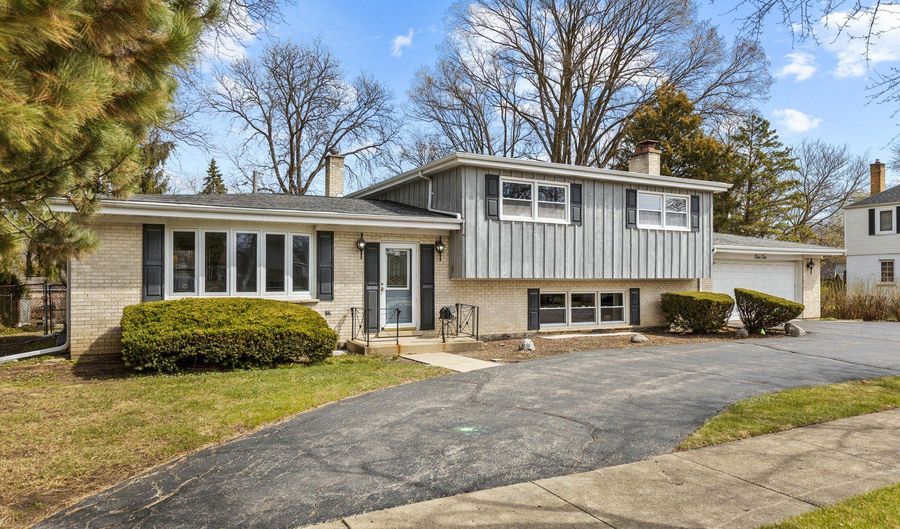 410 W Kirchhoff Rd, Arlington Heights, IL 60005 - 4 Beds, 3 Bath