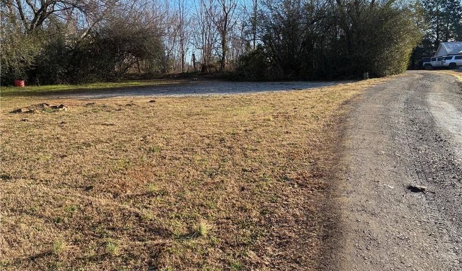 324 N Pine St, Altus, AR 72821 - 3 Beds, 2 Bath