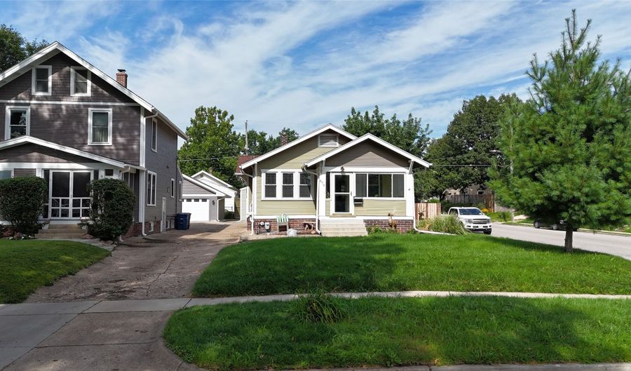 870 39th St, Des Moines, IA 50312 - 2 Beds, 2 Bath