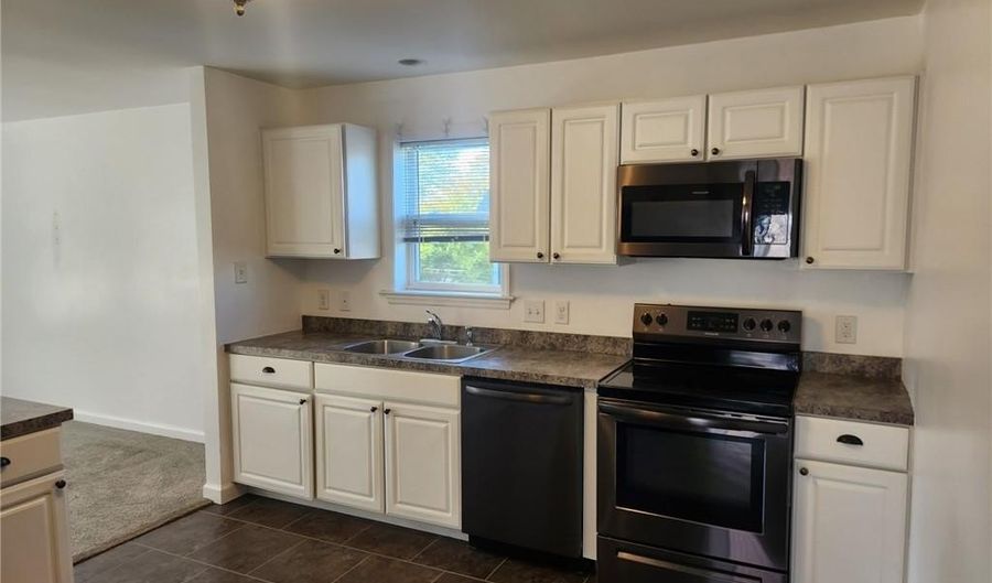 81 Bayview Ave 2, Bristol, RI 02809 - 3 Beds, 2 Bath
