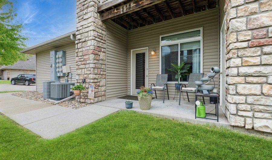 528 Kelsey Ln, Altoona, IA 50009 - 2 Beds, 2 Bath