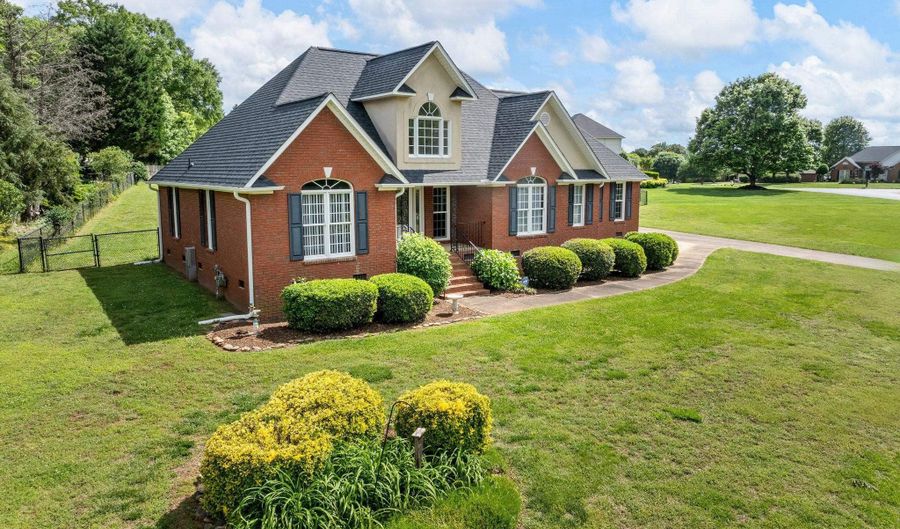 121 Lewis Burnett Dr, Boiling Springs, SC 29316 - 3 Beds, 3 Bath