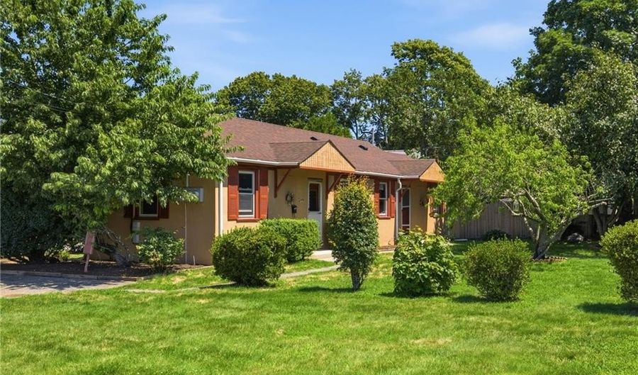 249 W Main Rd, Middletown, RI 02842 - 2 Beds, 2 Bath