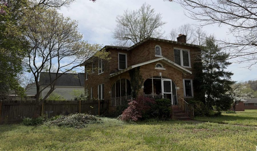 161 Cheatham St, Bardwell, KY 42023 - 5 Beds, 2 Bath