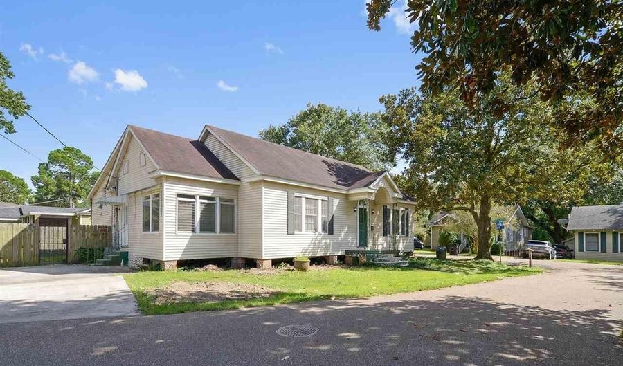 2304 Cato St, Baton Rouge, LA 70808 - 3 Beds, 3 Bath