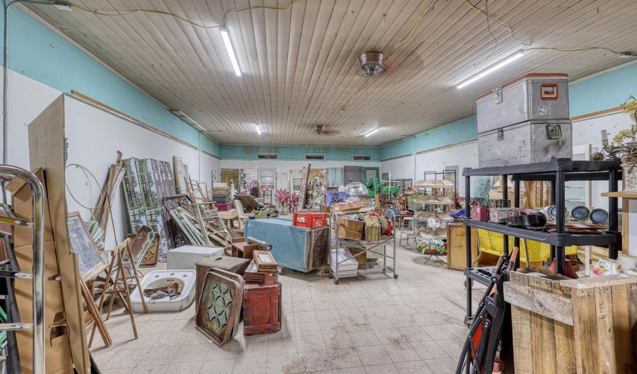 1041 Military Ave, Baxter Springs, KS 66713 - 1 Beds, 2 Bath