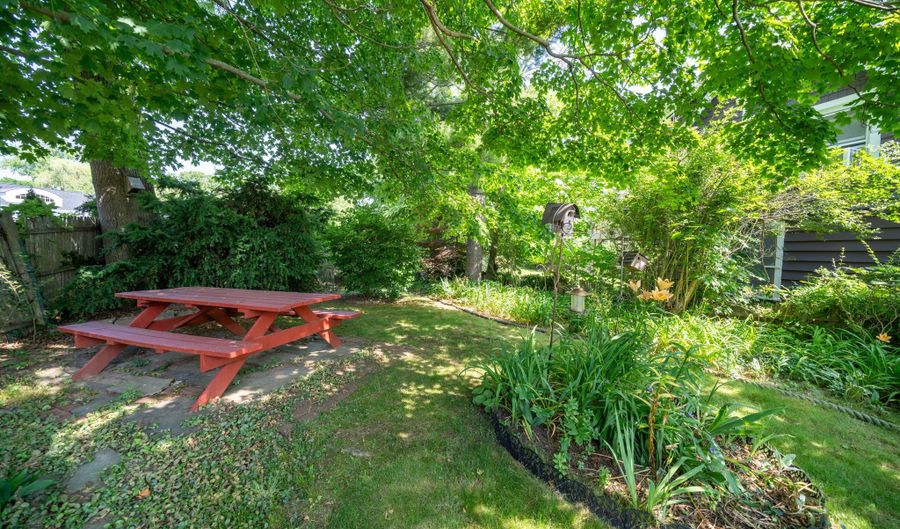198 Shore Dr, Branford, CT 06405 - 2 Beds, 1 Bath