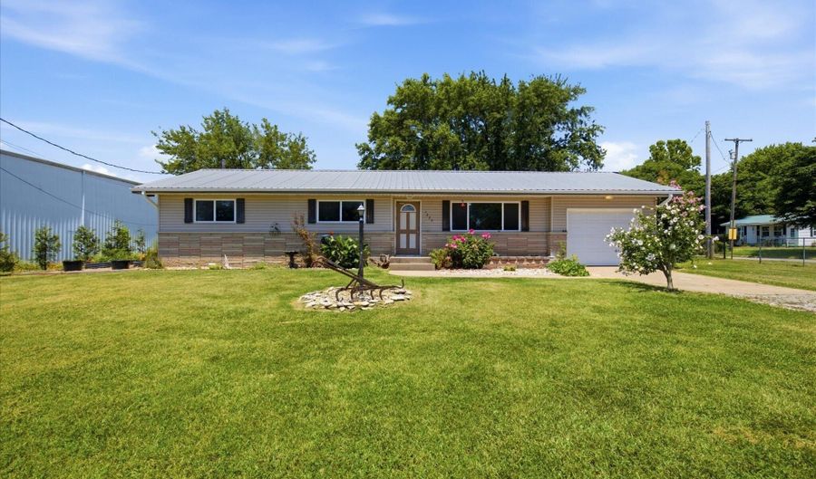 1225 E Church St, Aurora, MO 65605 - 3 Beds, 2 Bath