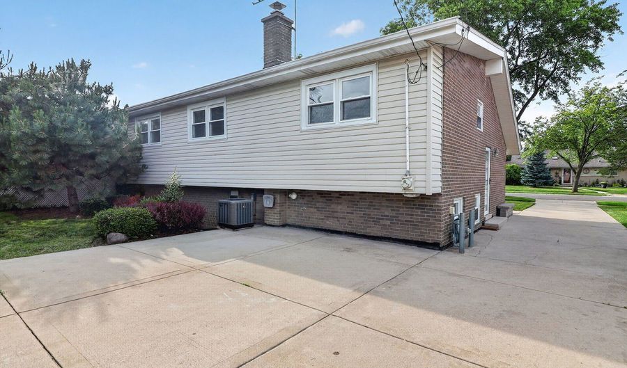 51 W Marilyn Ter, Addison, IL 60101 - 3 Beds, 2 Bath