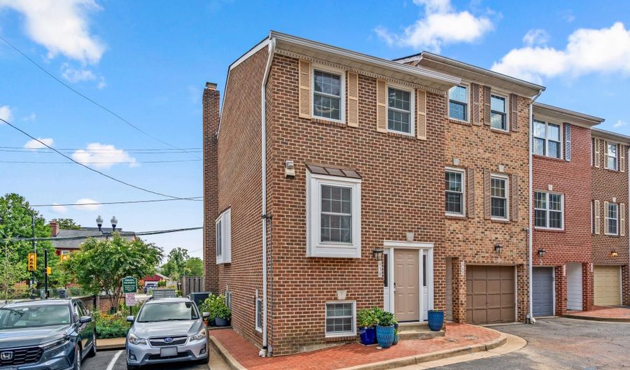 938 S ROLFE St, Arlington, VA 22204 - 3 Beds, 3 Bath