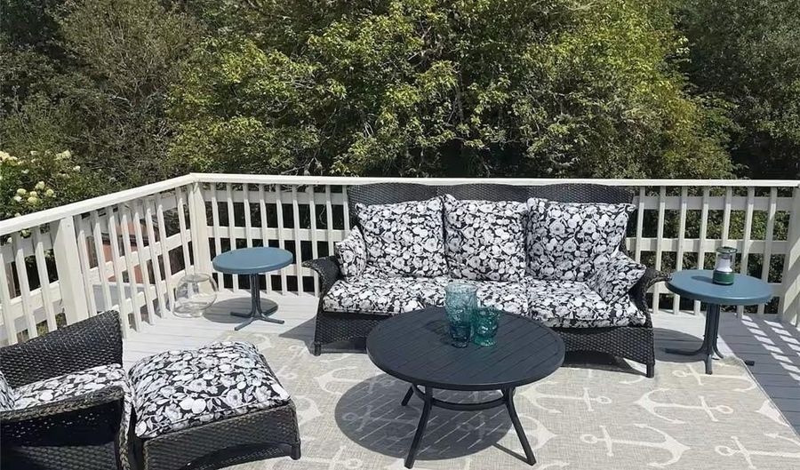 16 Pleasant View Dr, Little Compton, RI 02837 - 2 Beds, 2 Bath