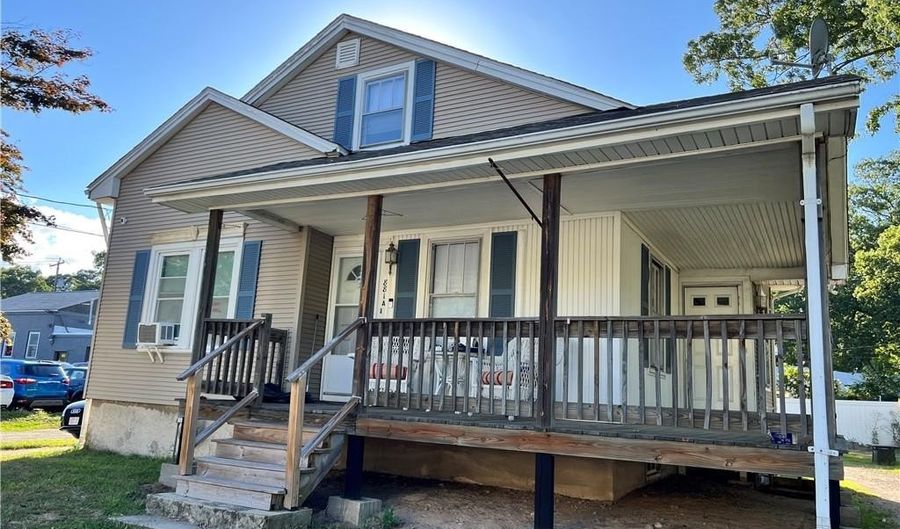881 Washington St B, Attleboro, MA 02703 - 2 Beds, 1 Bath