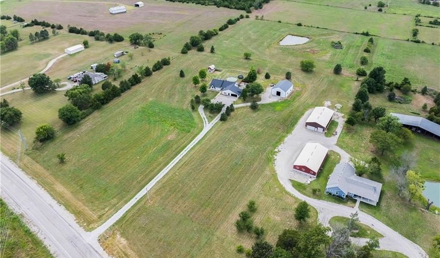 4858 Old 59 Hwy, Baldwin City, KS 66006 - 4 Beds, 4 Bath