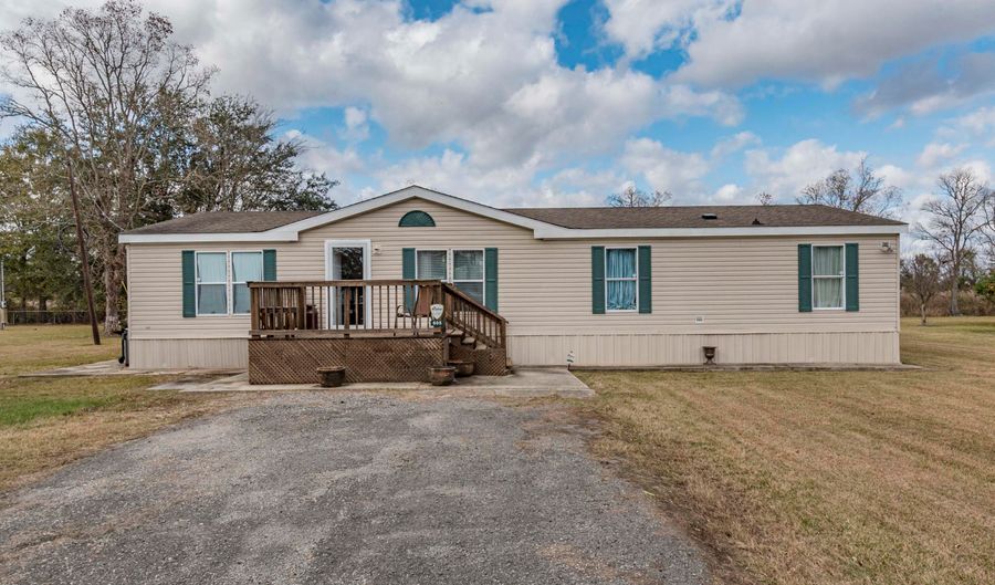 605 Parkway Dr, Breaux Bridge, LA 70517 - 4 Beds, 2 Bath