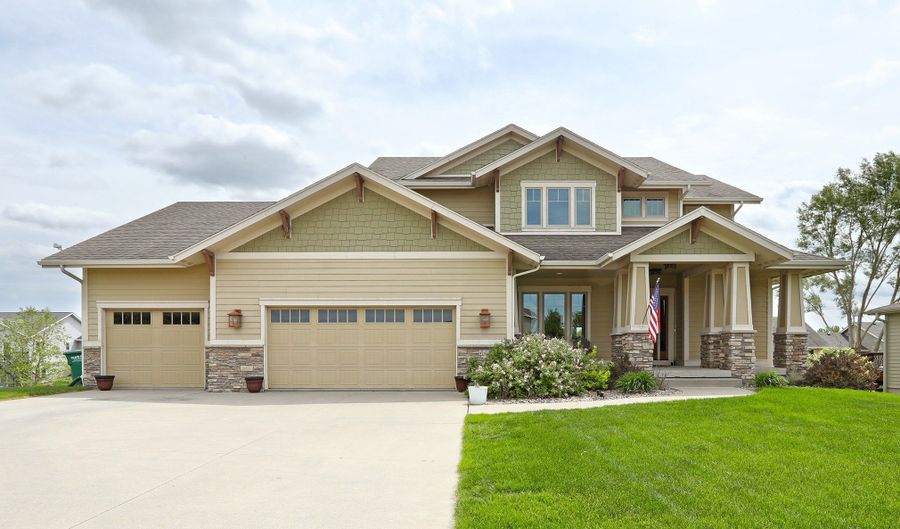 422 Stonegate Ct SW, Altoona, IA 50009 - 4 Beds, 4 Bath