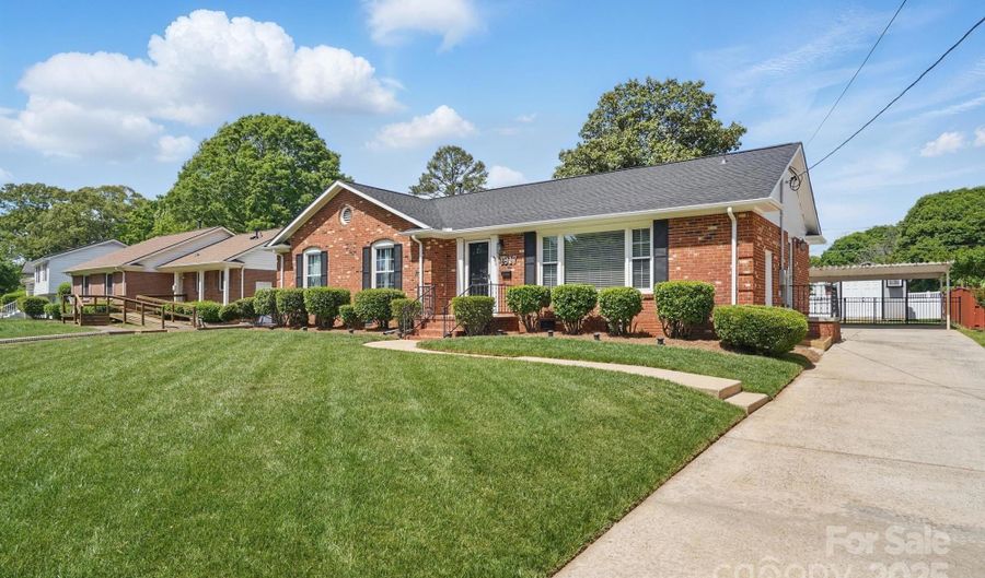 1917 Bentley Pl, Charlotte, NC 28205 - 3 Beds, 2 Bath