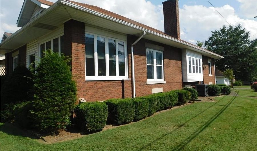 301 E Market St, Salem, IN 47167 - 2 Beds, 2 Bath