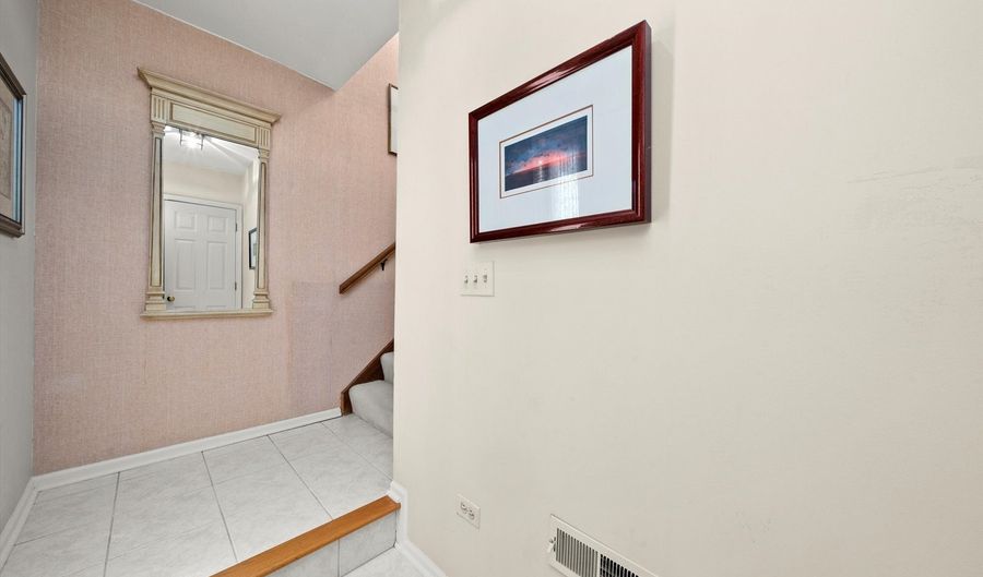 1943 N Charter Point Dr D, Arlington Heights, IL 60004 - 2 Beds, 2 Bath