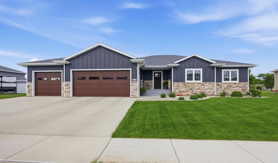 1209 Kettering Dr, Aberdeen, SD 57401 - 5 Beds, 4 Bath